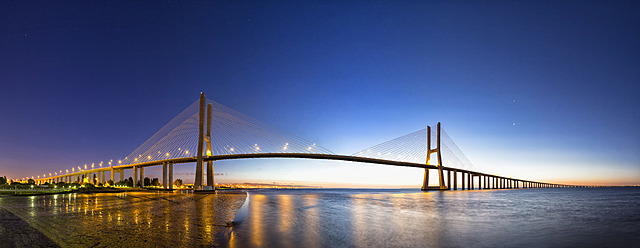 Portugal, Lissabon, Blick auf die Vasco-da-Gama-Brücke am Tejo - FO004741