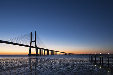 Portugal, Lissabon, Blick auf die Vasco-da-Gama-Brücke am Tejo - FO004742