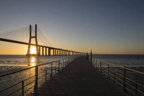 Portugal, Lissabon, Blick auf die Vasco-da-Gama-Brücke am Tejo, lizenzfreies Stockfoto