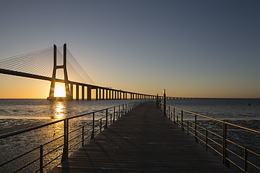 Portugal, Lissabon, Blick auf die Vasco-da-Gama-Brücke am Tejo - FO004745