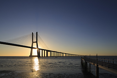 Portugal, Lissabon, Blick auf die Vasco-da-Gama-Brücke am Tejo - FO004746