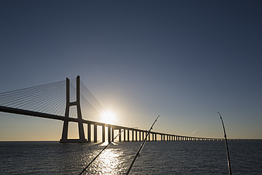 Portugal, Lissabon, Blick auf die Vasco-da-Gama-Brücke am Tejo - FO004747