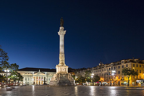 Portugal, Lissabon, Statue von König Pedro IV und Nationaltheater D Maria II im Hintergrund - FO004757