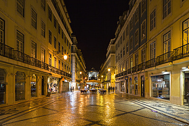 Portugal, Lissabon, Blick auf die Rua Augusta mit Einkaufszentrum und Triumphbogen bei Nacht - FO004759