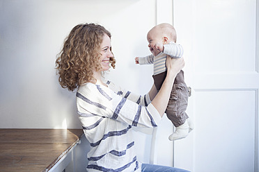 Germany, Bavaria, Munich, Mother holding son, smiling - RBF001127