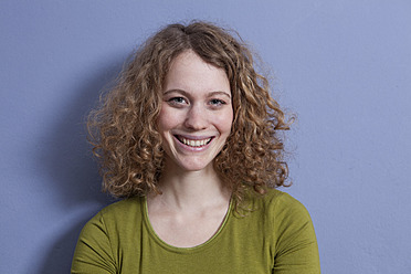 Germany, Bavaria, Munich, Young woman smiling, portrait - RBF001153