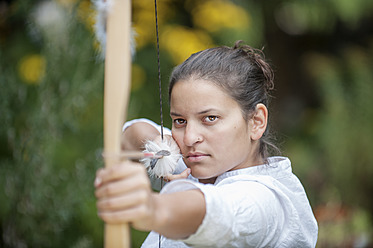 Österreich, Salzburger Land, Junge Frau zielt auf Pfeil, Nahaufnahme - HHF004336