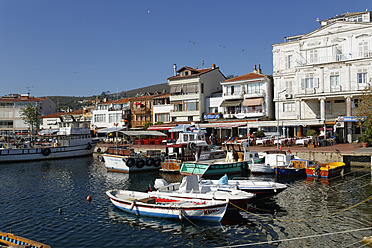 Türkei, Istanbul, Blick auf den Hafen der Insel Burgazada - SIE003311