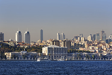 Türkei, Istanbul, Blick auf den Dolmabahce-Palast am Bosporus - SIE003330