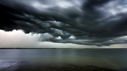 USA, Florida, Blitze und Gewitterwolken bei Titusville - SMA000108