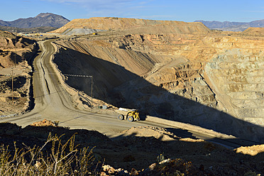 USA, Nevada, Lkw fährt durch Kupfermine - ES000189