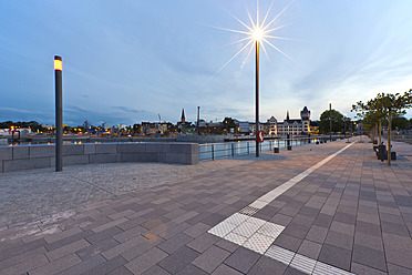 Deutschland, Nordrhein-Westfalen, Dortmund, Blick auf den Phoenix See und das Pflaster - AKU000019