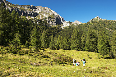 Austria, Salzburg, Family hiking at Altenmarkt Zauchensee - HHF004360