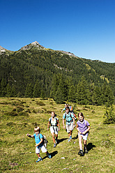 Österreich, Salzburg, Familienwanderung in den Bergen bei Altenmarkt Zauchensee - HHF004363