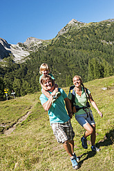 Austria, Salzburg, Family hiking at Altenmarkt Zauchensee - HHF004368