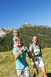 Austria, Salzburg, Family hiking at Altenmarkt Zauchensee - HHF004369