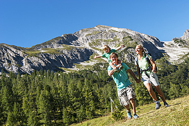 Austria, Salzburg, Family hiking at Altenmarkt Zauchensee - HHF004370