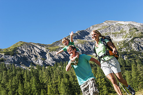 Österreich, Salzburg, Familienwanderung in Altenmarkt Zauchensee - HHF004371