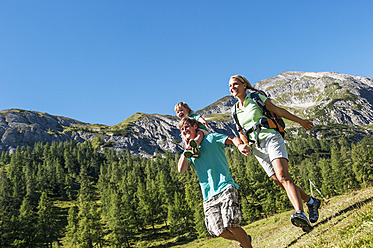 Österreich, Salzburg, Familienwanderung in Altenmarkt Zauchensee - HHF004372