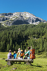 Österreich, Salzburg, Familie beobachtet Berge in Altenmarkt Zauchensee - HHF004377