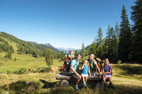 Österreich, Salzburg, Familie beobachtet Berge in Altenmarkt Zauchensee, lizenzfreies Stockfoto