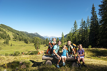 Österreich, Salzburg, Familie beobachtet Berge in Altenmarkt Zauchensee - HHF004383