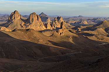 Algerien, Blick auf das Hoggar-Gebirge mit Vulkangestein - ESF000224