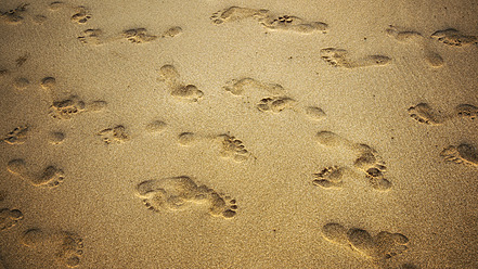 Thailand, Fußabdrücke auf Sand - SMAF000112