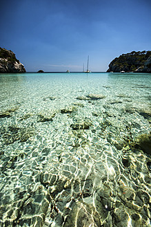 Spanien, Menorca, Blick auf Cala Macarella - SMAF000113