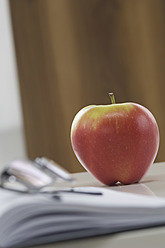 Notebook mit Brille und Apfel auf dem Schreibtisch, Nahaufnahme - ASF004827