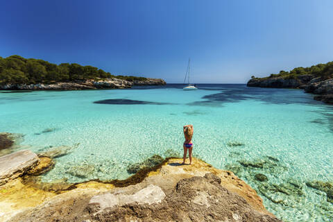 Spanien, Menorca, Reife Frau im Meer, lizenzfreies Stockfoto