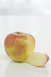 Apple on white background, close up - ASF004835