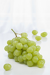 Traube weißer Weintrauben auf weißem Hintergrund, Nahaufnahme - ASF004840