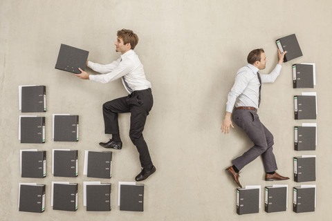 Geschäftsleute ordnen Akten im Büro, lizenzfreies Stockfoto