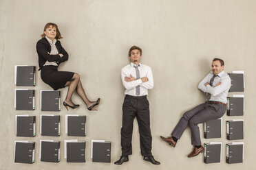 Geschäftsleute, die in der Büropause auf einer Treppe sitzen - BAEF000438