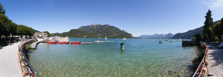 Austria, View of Wolfgangsee lake, Schafberg mountain in background - WW002641