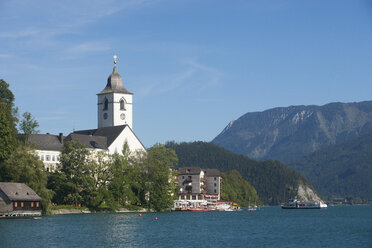 Österreich, Blick auf die Wallfahrtskirche in St. Wolfgang, im Vordergrund der Wolfgangsee - WW002648