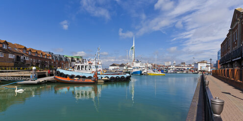 England, Hampshire, Portsmouth, Blick auf Boote im Hafen und Spinnaker Tower im Hintergrund - WD001462