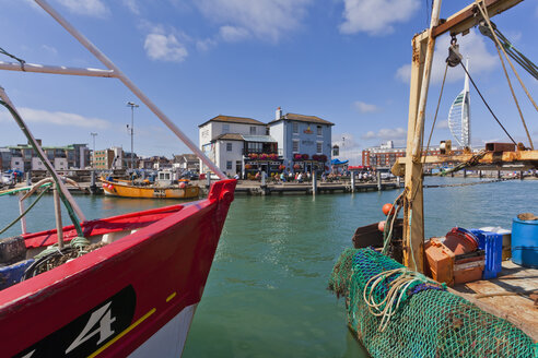 England, Hampshire, Portsmouth, Blick auf Fischerboote im Hafen und Spinnaker Tower im Hintergrund - WD001523