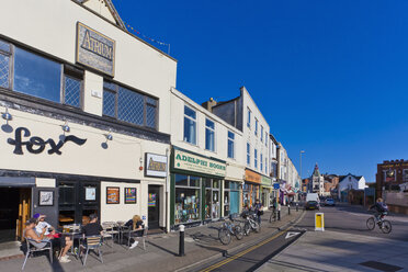 England, Hampshire, Portsmouth, Blick auf Pubs und Geschäfte in der Albert Road - WDF001474