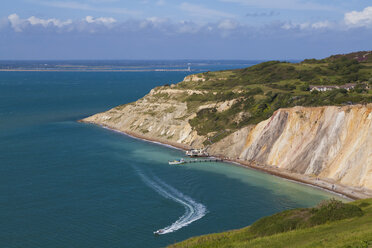 England, Isle of Wight, Blick auf Alum Bay und Kreidefelsen bei The Needles - WDF001490