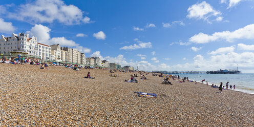 England, Sussex, Brighton, Blick auf Rettungsschwimmer am Brighton Pier - WDF001491