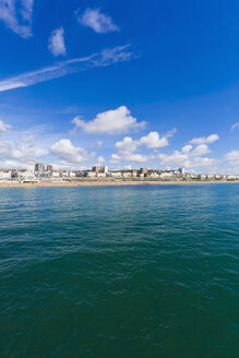 England, Sussex, Brighton, Blick auf Strand und Skyline im Hintergrund - WDF001494