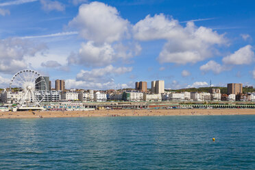 England, Sussex, Brighton, Blick auf Strand und Riesenrad im Hintergrund - WDF001495