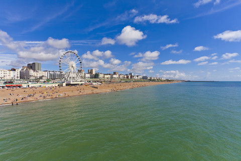 England, Sussex, Brighton, Blick auf Strand und Riesenrad im Hintergrund, lizenzfreies Stockfoto