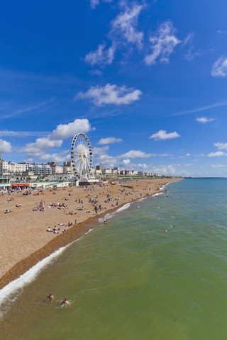 England, Sussex, Brighton, Blick auf Strand und Riesenrad im Hintergrund, lizenzfreies Stockfoto