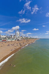 England, Sussex, Brighton, Blick auf Strand und Riesenrad im Hintergrund - WDF001498