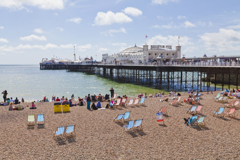 Engladn, Sussex, Brighton, Blick auf den Strand am Brighton Pier, lizenzfreies Stockfoto