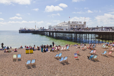 Engladn, Sussex, Brighton, Blick auf den Strand am Brighton Pier - WDF001499