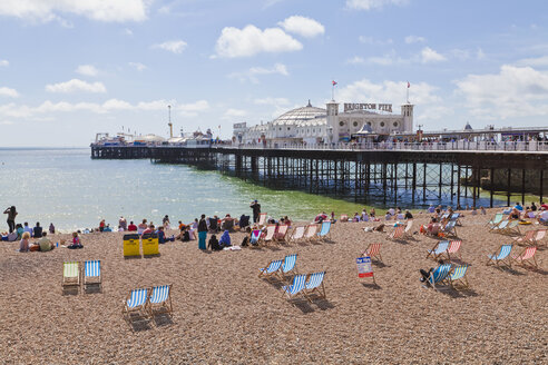 Engladn, Sussex, Brighton, View of beach at Brighton Pier - WDF001499